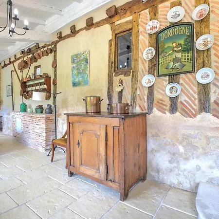 Charme Rustique, Colombier, Et Piscine Holiday home