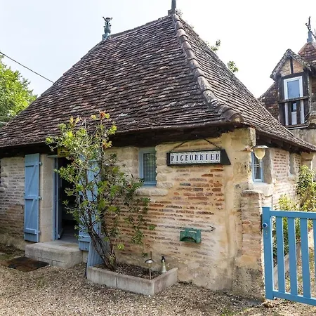 Charme Rustique, Colombier, Et Piscine Holiday home