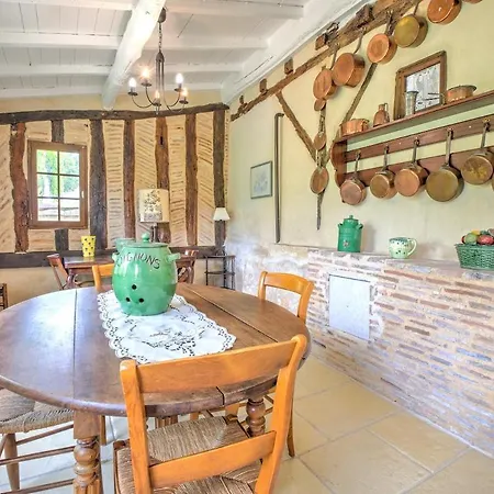 Charme Rustique, Colombier, Et Piscine Holiday home